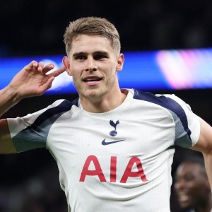 开云体育官网-邮报：利物浦对范德芬展现浓厚兴趣，球员拒绝了热刺的新合同