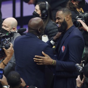 开云体育下载-GOAT？雷迪克：詹姆斯和乔丹是历史上最伟大的两个球员！